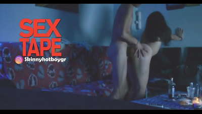 He kotiro ataahua me tana hoa