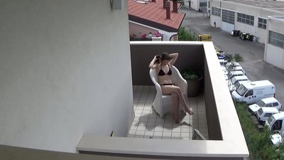 Tutei i runga i taku kuao hoa noho ruuma e titoo ana i runga i te taupee